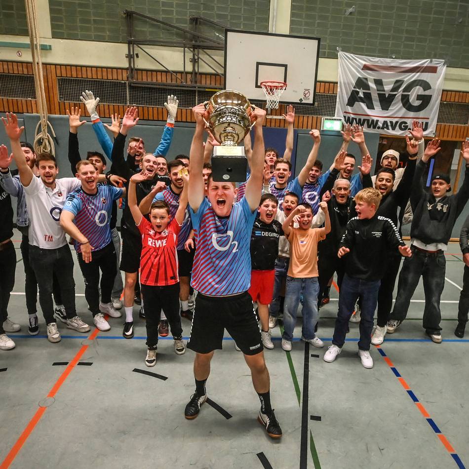 Bei den Gocher Hallenfußball-Stadtmeisterschaften kämpfen am Samstag acht Teams um den AVG-Cup.