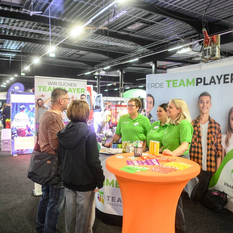 Bei der Jobmesse „Karrierechancen Niederrhein“ in der Messehalle des Wunderland Kalkar können
