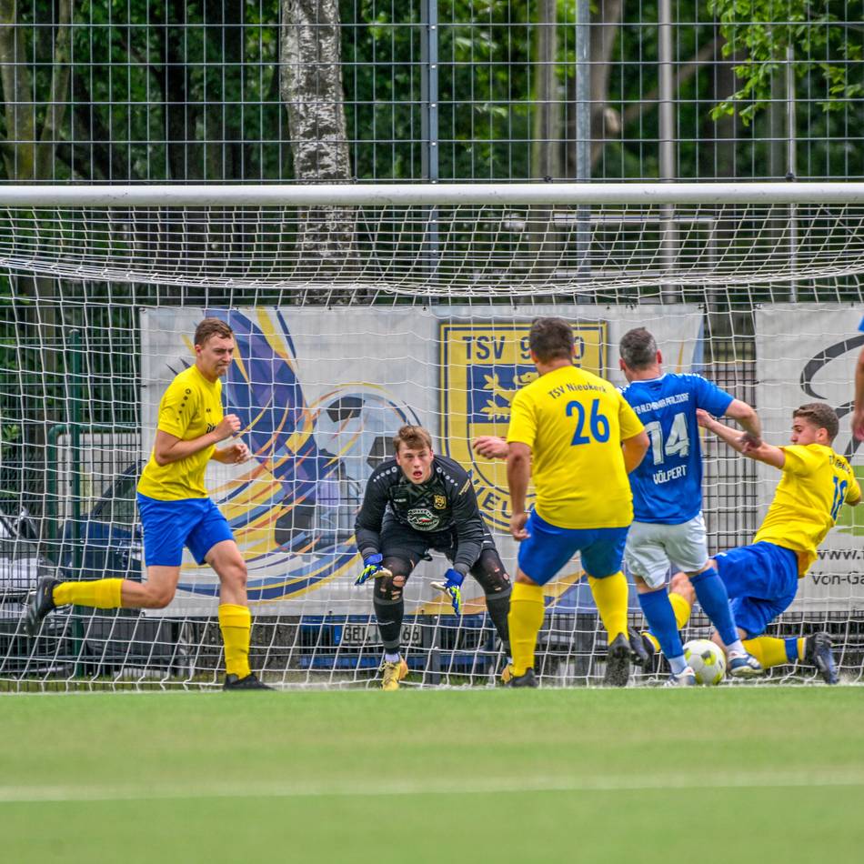 Der abstiegsgefährdete Fußball-A-Ligist startet nach dem Rücktritt von Thomas Mertens mit Trainer