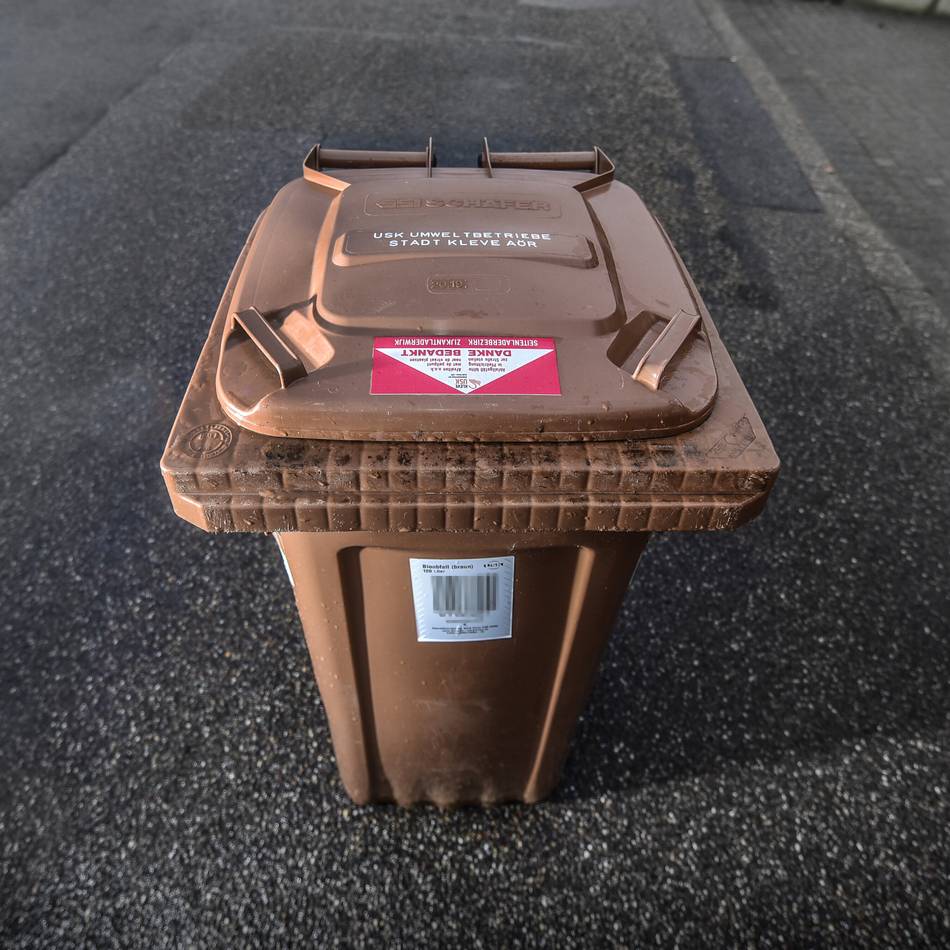 In Kleve erschwert festgefrorener Bioabfall derzeit die Leerung der Biotonnen. Die Stadt