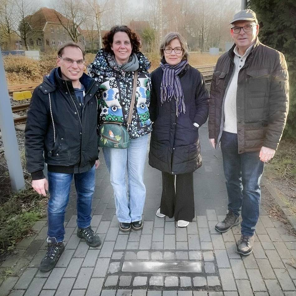In Bedburg-Hau hat der Förderverein den Stolperschwellen-Gedenkstein am Bahnhof gereinigt und damit
