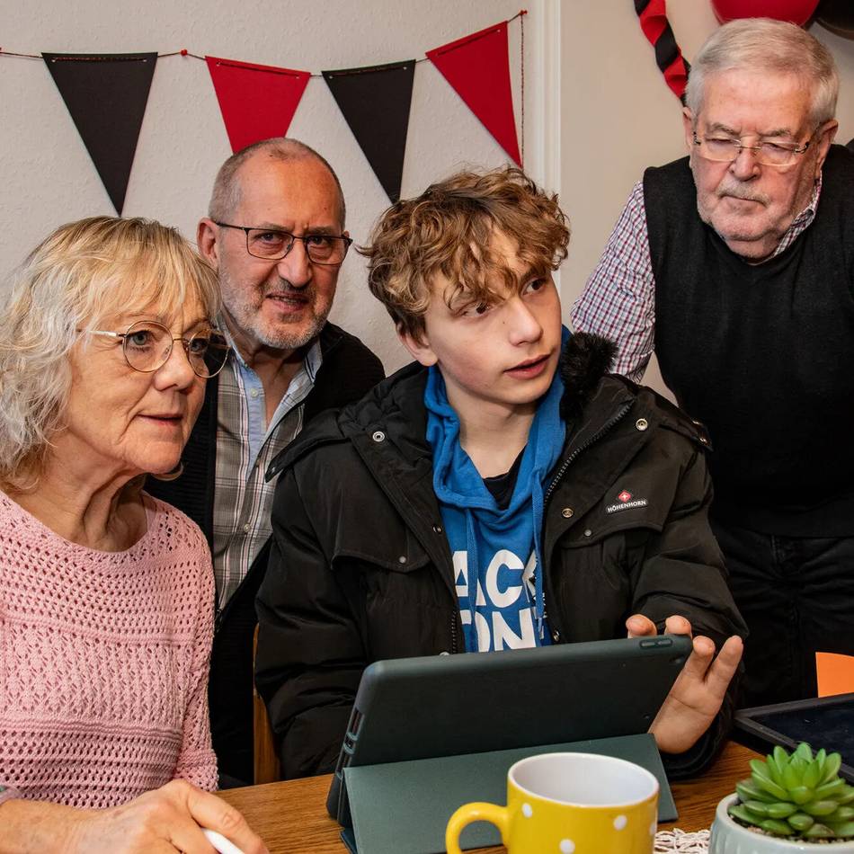 Im Gocher Mediencafé helfen technikaffine Jugendliche älteren Mitmenschen zweimal im Monat im
