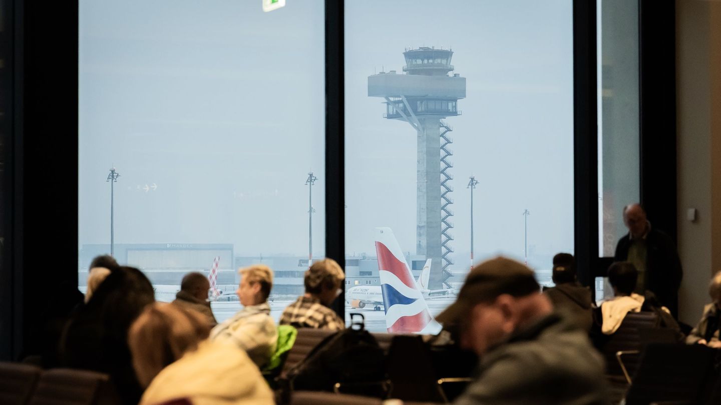 Wetter: Flughafen BER: Wetterbedingt keine Starts Wetter: Flughafen BER: Wetterbedingt geen opstygings moontlik