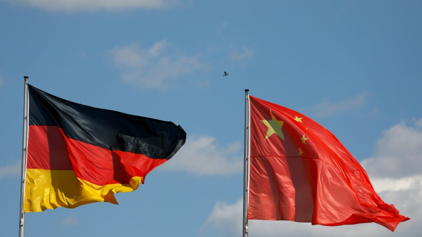 SPD fordert von Merz klare wirtschaftspolitische Worte bei China-Reise Die SPD eis duidelike ekonomiese beleidswoorde van Merz op sy China-reis. Hierdie oproep onderstreep die belang