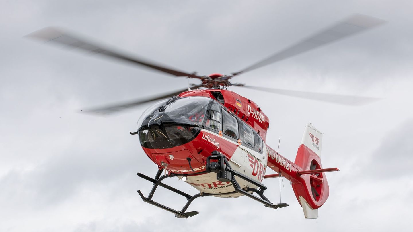 Swaar beseer: Motor vlieg lug in en tref huis