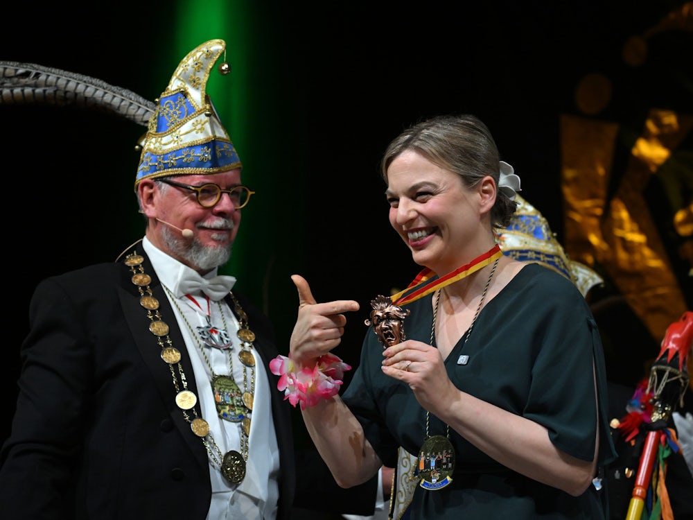 Auszeichnung der Kitzinger Karnevalsgesellschaft: Schlappmaulorden für Katharina Schulze Die Kitzinger Karnevalsgesellschaft hat in diesem Jahr eine besondere Wahl getroffen Auszeichnung der Kitzinger Karnevalsgesellschaft: Schlappmaulorden für