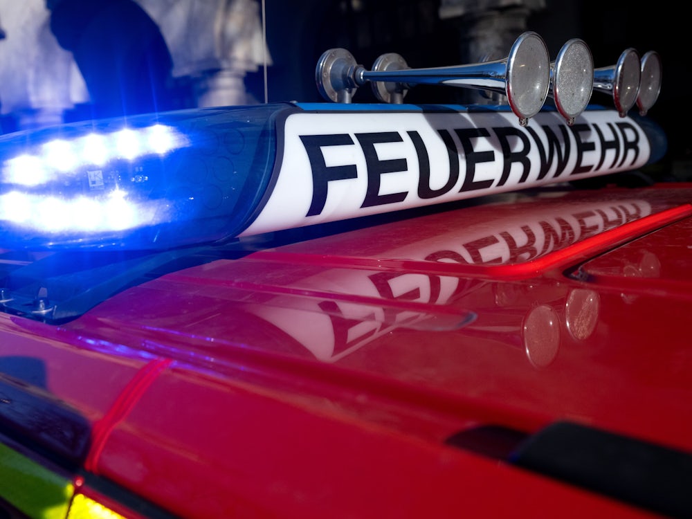 Regensburg: 20 Tonnen Autobatterien brennen, A93 voll gesperrt Regensburg: 20 Tonnen Autobatterien brennen Regensburg: 20 Tonnen Autobatterien brennen. Ein Groß