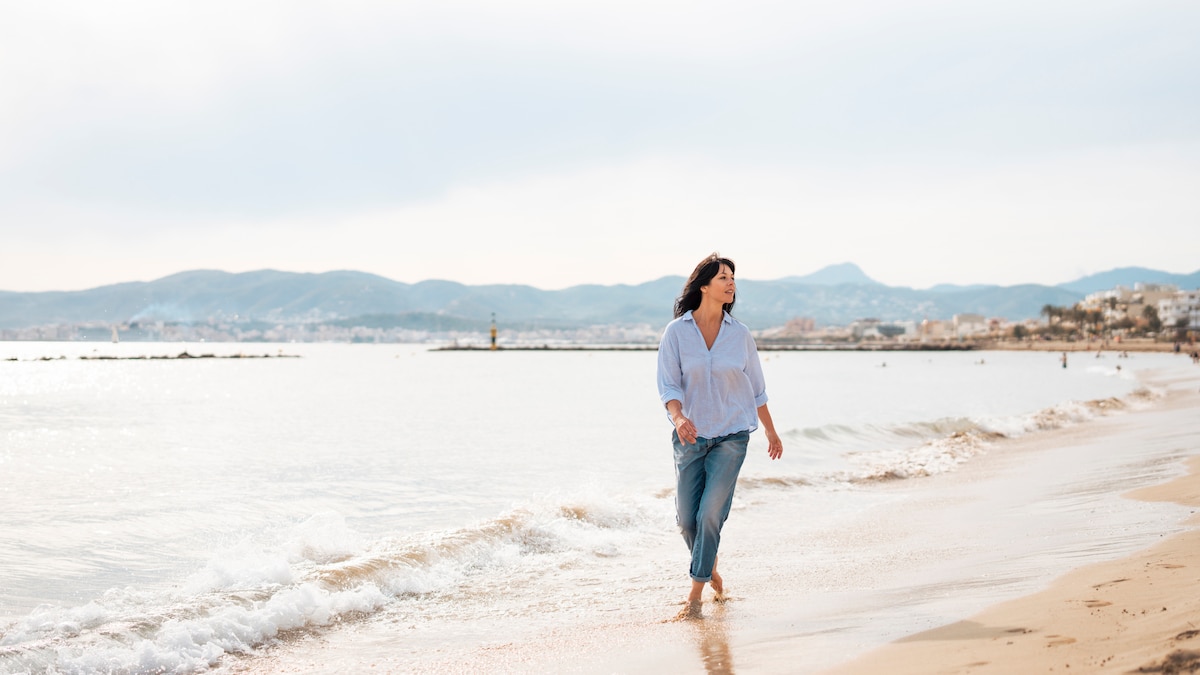 Uitgewekene deel alledaagse lewe aan Costa del Sol met mede-uitgewekenes.