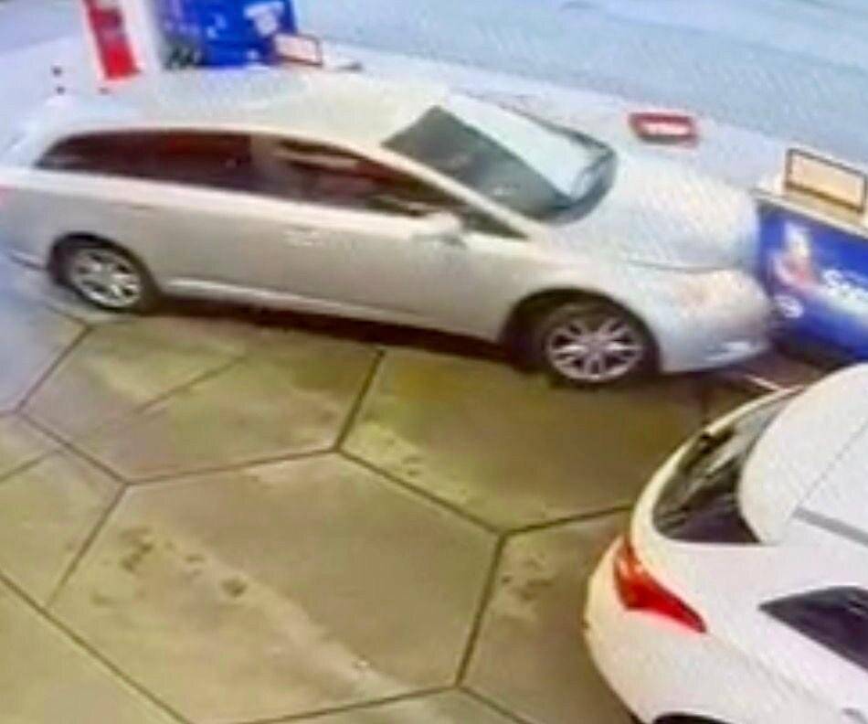 Niederländer rammt Zapfsäule an Klever Tankstelle an der Tiergartenstraße