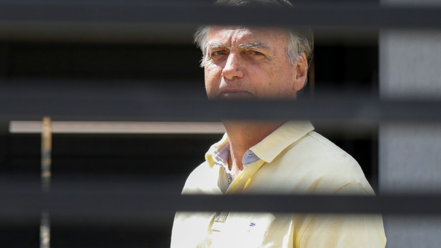 Brasiliens Ex-Präsident Bolsonaro verlässt nach Lungenentzündung Intensivstation