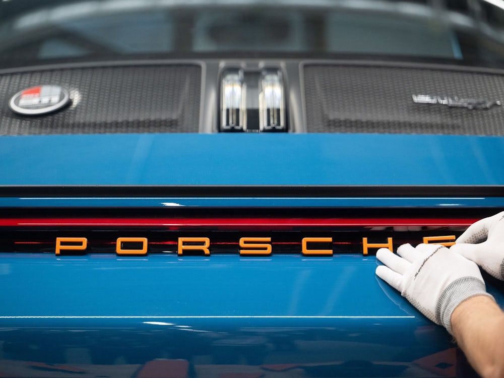 Die Autoindustrie: Porsche meldet Gewinneinbruch um 93 Prozent Die Autoindustrie: Porsche meldet Gewinneinbruch um 93 Prozent im ersten Quartal des Geschäftsjahres. Dieser drast