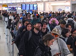 Flughafen-Chaos: Trump will Sicherheitspersonal-Bezahlung erzwingen Angesichts des anhaltenden Regierungsstillstands und der daraus result Flughafen-Chaos: Trump will Sicherheitspersonal-Bezahlung erzwing