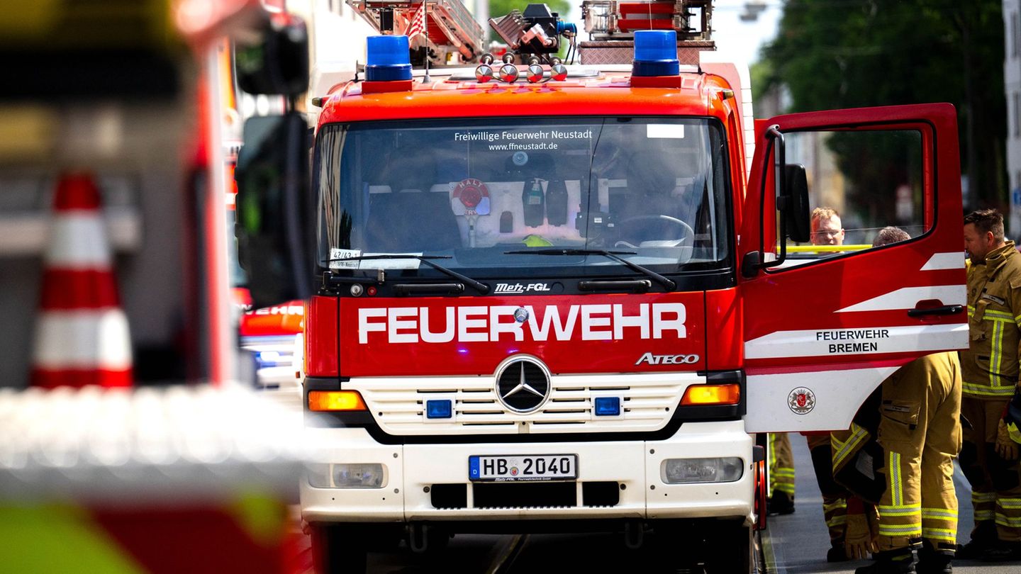 Groot dakstruktuurbrand woed in Bremen tydens noodgeval Groot dakstruktuurbrand woed in Bremen tydens noodge val, wat ’n massiewe ontplooiing van