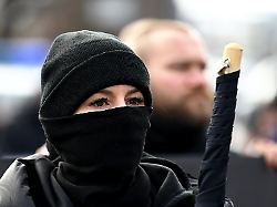 Undercover bei Nazis: Ich war beim Kugelbomben-Kauf dabei