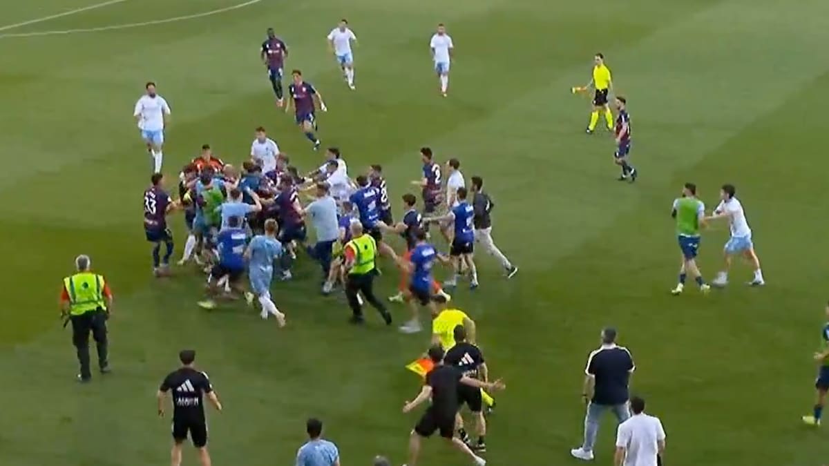 Riesen-Eklat in Spanien: Torhüter prügelt Spieler zu Boden