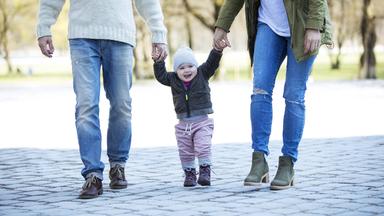 “Mehr Zeit fürs Baby”: Bundestag debattiert über Kindergeld