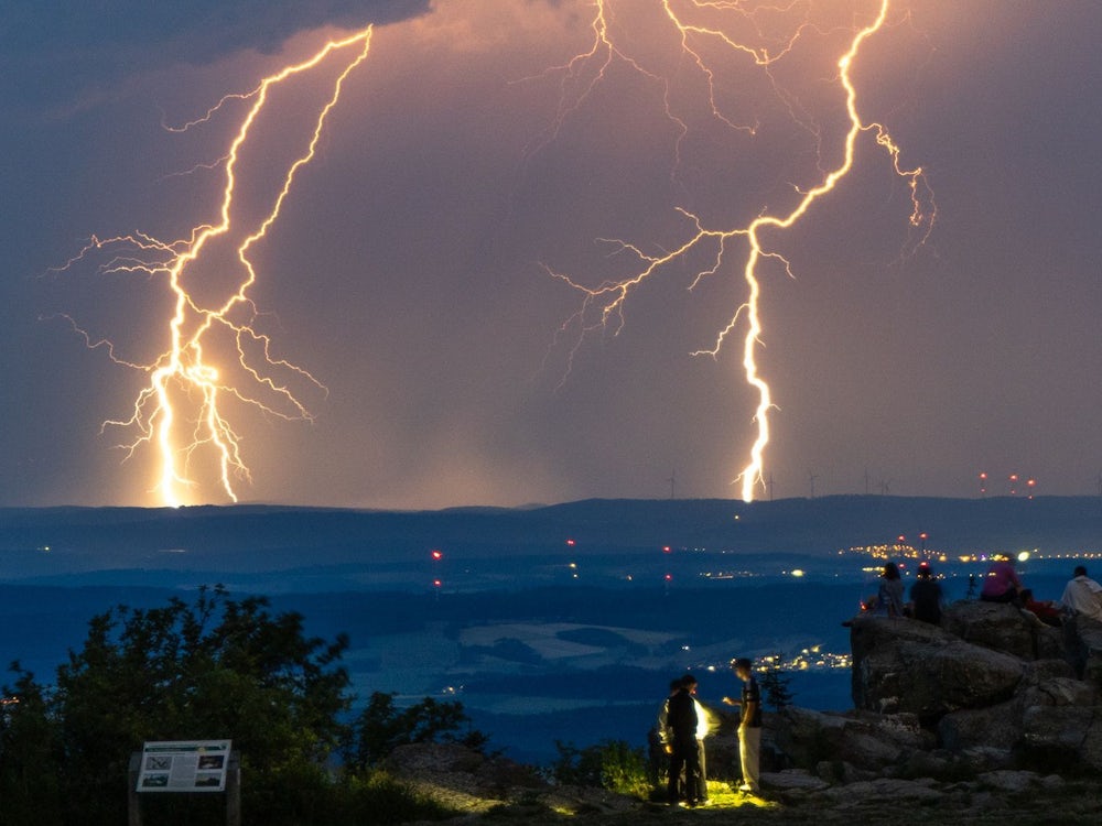 Wetter: Nach Unwettern: Schäden und Verletzte Wetter: Nach Unwettern: Schäden und Verletzte
In vielen