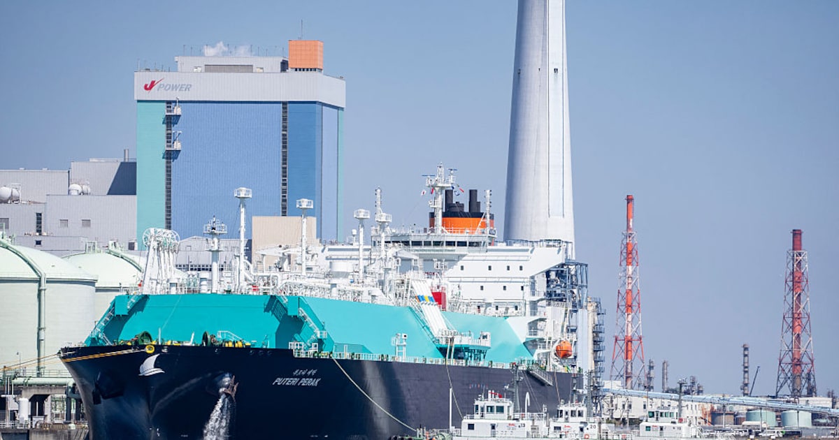 Tankers vaar weer deur Hormuz, 20 000 matrose bly gestrand.