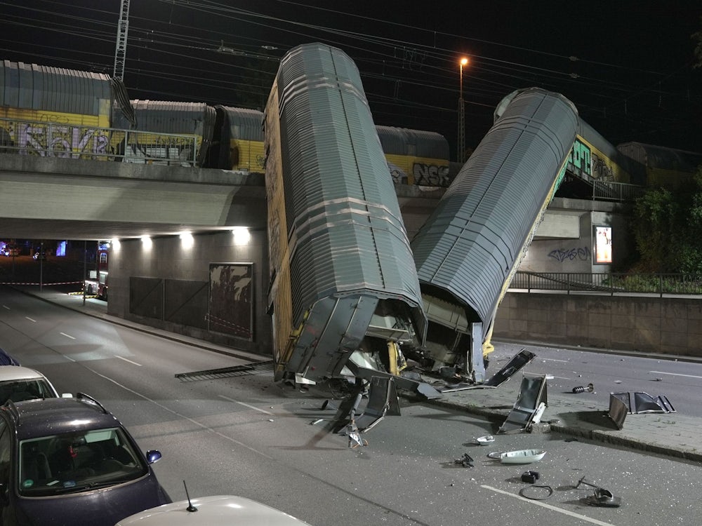 München: Güterzug stürzt von Brücke – ein lebensgefährlich Verletzter München: Güterzug stürzt von Brücke –