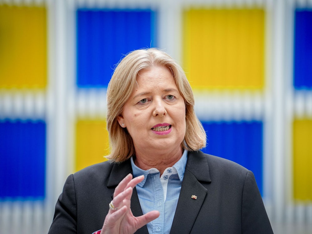 Bundespolitik: Rentenkommission schlägt höhere Beiträge und späteren Rentenbeginn vor