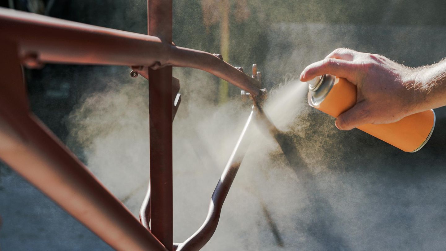 Der Lack ist ab: Frischer Look für den Drahtesel: So lackieren Sie Ihr Fahrrad selbst De lak is eraf: Een frisse look voor je fiets