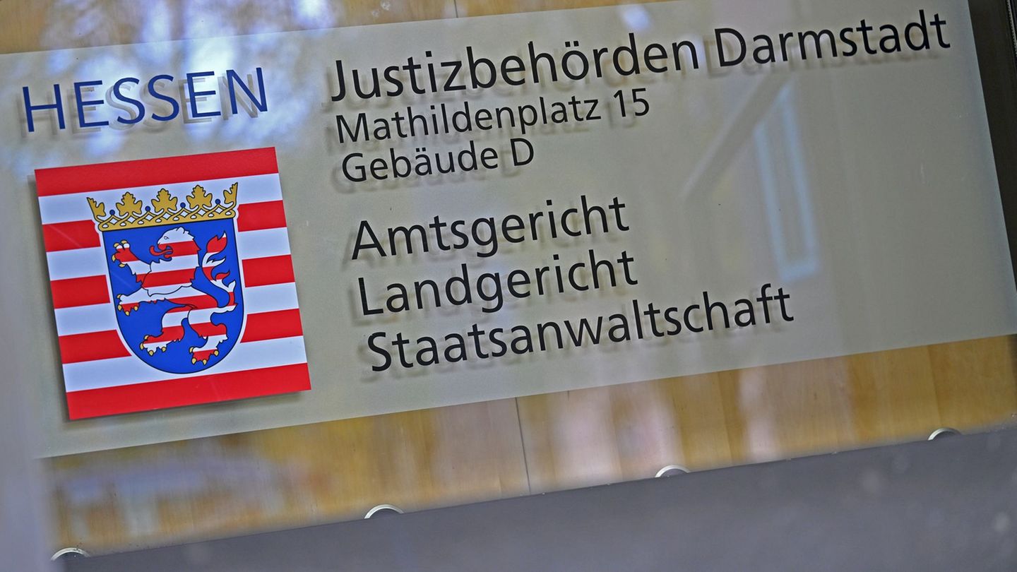 Angeklagter rief Polizei: Prozessbeginn nach tödlichen Messerstichen in Babenhausen **Nederlandse kop:** Verdachte belde politie: Proces van