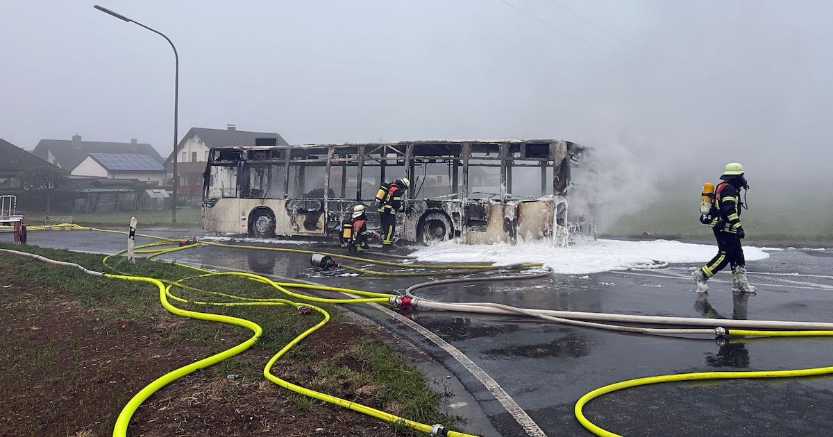 Schulbus gerät in Brand, 30 Kinder rechtzeitig evakuiert
