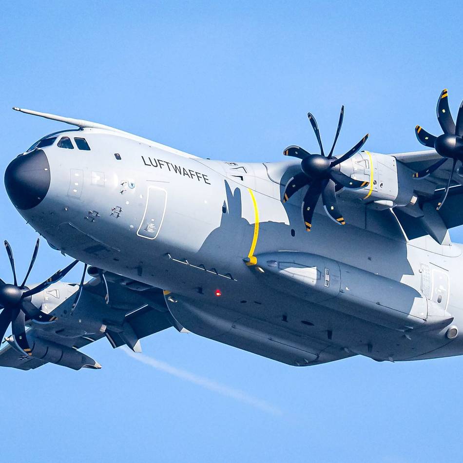 Zusammen mit Kampfflugzeugen: Militär-Maschine dreht Warteschleifen über dem Niederrhein – das steckt dahinter